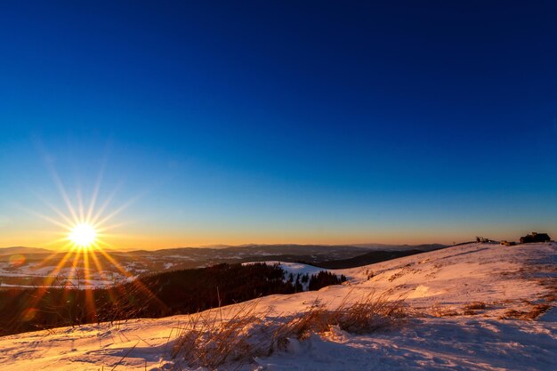 Pôr do sol e estrelas ao entardecer na cordilheira dos Cárpatos