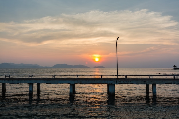 Pôr do sol e mar com a ponte