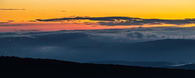 pôr do sol e noite de verão na montanha