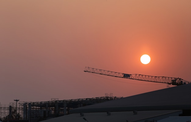 Pôr do sol e planta atualmente em construção.