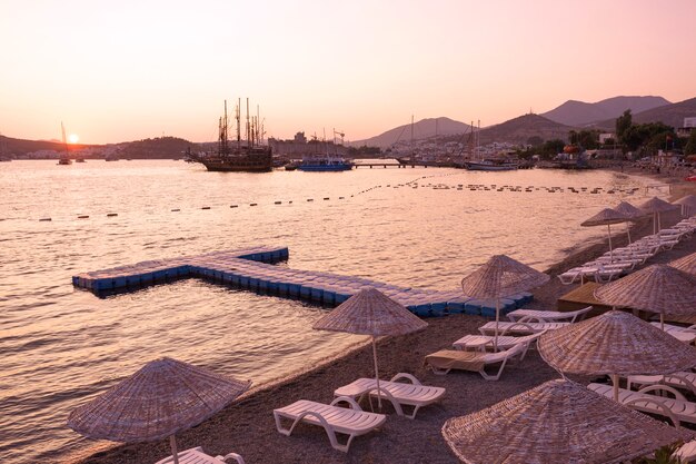 Foto pôr do sol e praia com vista sobre o resort de bodrum.