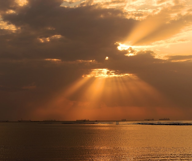 Pôr do sol e silhueta no mar