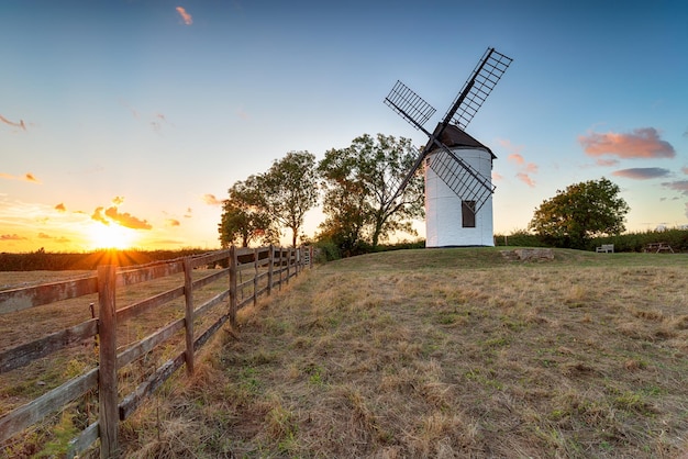 Pôr do sol em Ashton Mill em Somerset