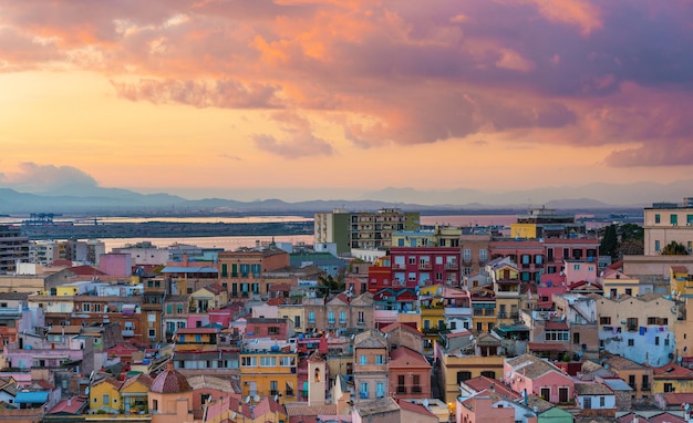 Pôr do sol em Cagliari, panorama aéreo do antigo centro da cidade com antigas casas coloridas na capital da Sardenha, Itália