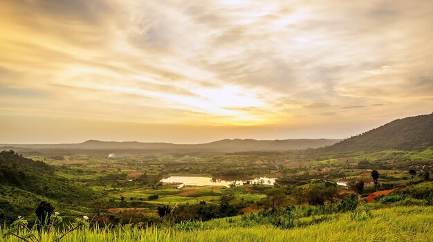 Por do sol em cordilheiras de Khao Kho, Tailândia.