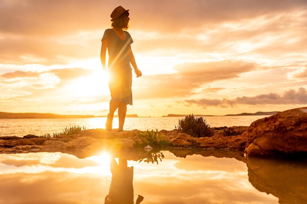 Pôr do sol em Ibiza um jovem turista curtindo férias em San Antonio Abad Balearic