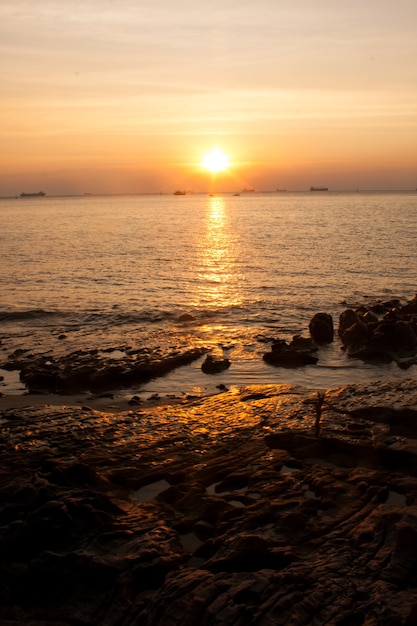 Pôr do sol em Ko Si Chang.