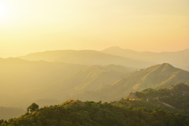 Pôr do sol em Nern Chang Suek em Pilok, Thong Pha Phum, Kanchanaburi, Tailândia.