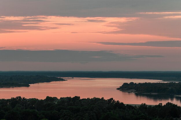 Pôr do sol em Nizhny Novgorod sobre o rio