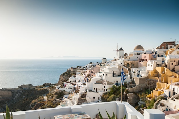 Pôr do sol em Oia, na bela ilha de Santorini, Grécia