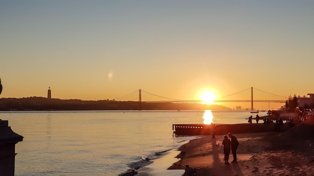 Pôr do sol em Portugal tendo como pano de fundo a ponte