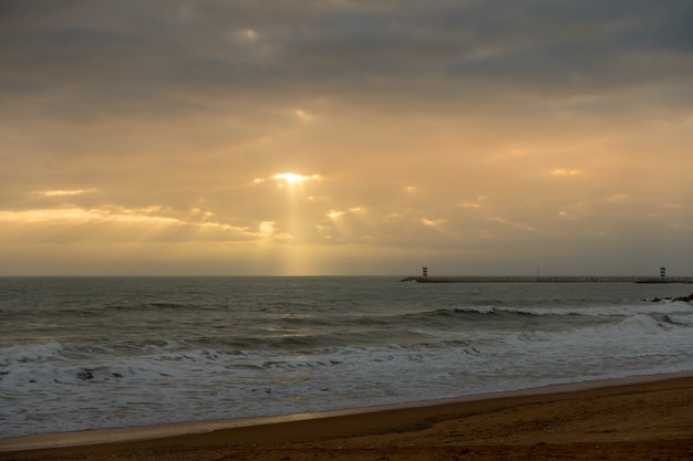 Pôr-do-sol em Quarteira em Portugal