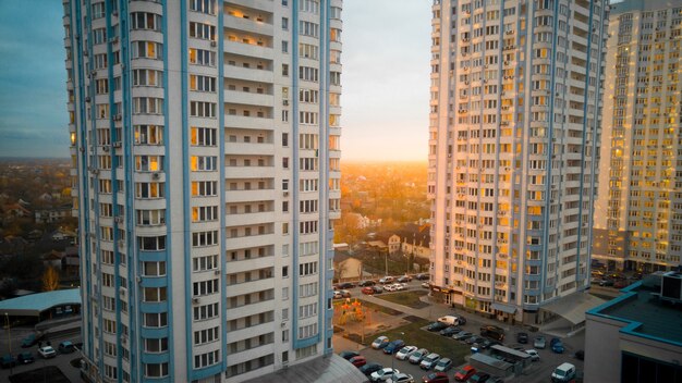 Pôr do sol em quarteirões com edifícios modernos