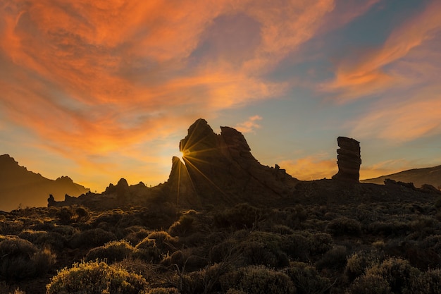 Pôr do sol em Roque Cinchado próximo ao Teide no parque natural de Tenerife, Ilhas Canárias. Espanha