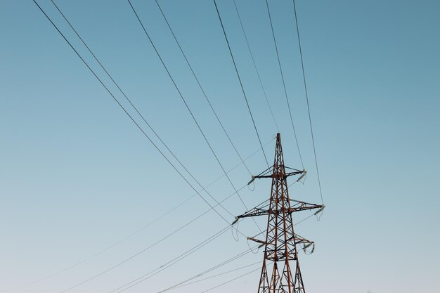 Pôr do sol em torres de transmissão elétrica