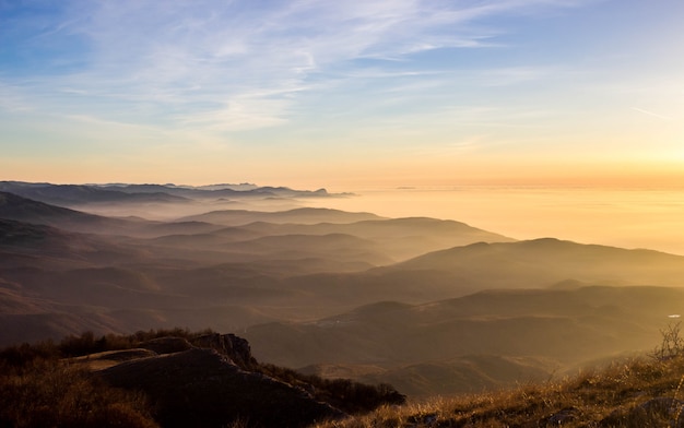 Pôr do sol em uma paisagem de montanha com luz solar