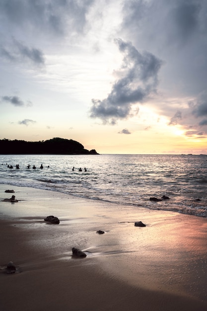 Pôr do sol em uma praia paradisíaca na ásia