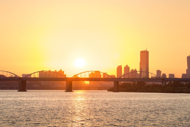 Foto pôr-do-sol em yeouido, ao longo do rio han, em seul, coreia do sul