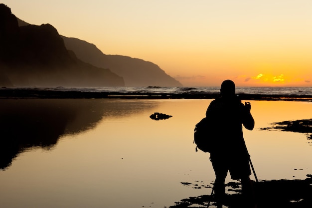 Pôr do sol enevoado na costa de Na Pali