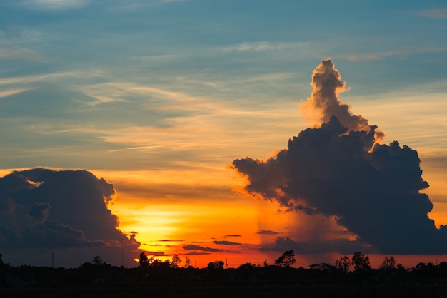 Pôr-do-sol fantástico com nuvens dramáticas e chuvas torrenciais, pôr-do-sol colorido e apocalipse