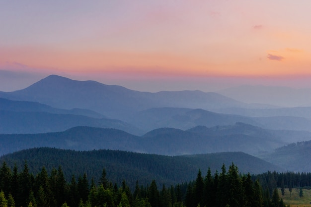 Pôr do sol fantástico nas montanhas da Ucrânia