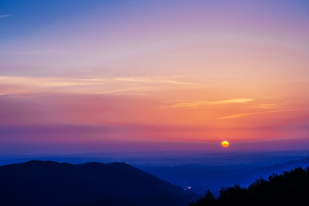 Pôr do sol fantástico nas montanhas da Ucrânia