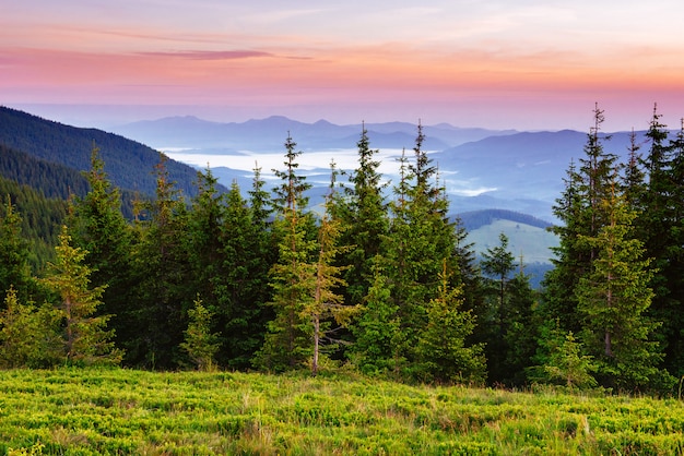 Pôr do sol fantástico nas montanhas da Ucrânia