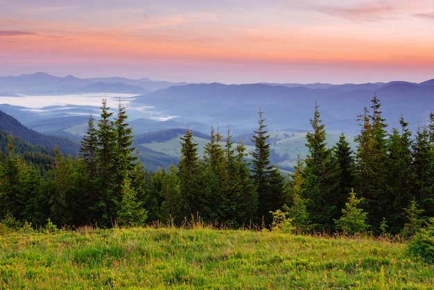 Pôr do sol fantástico nas montanhas da ucrânia