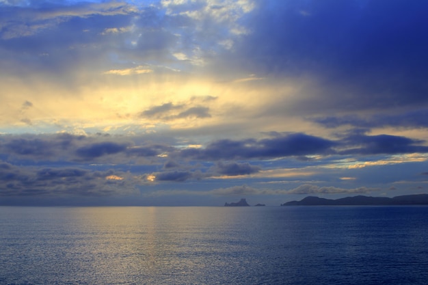 Pôr do sol Formentera Ibiza ilha Es Vedra horizonte