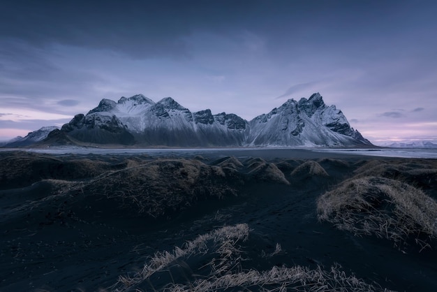 Pôr do sol frio em Stokksnes Islândia