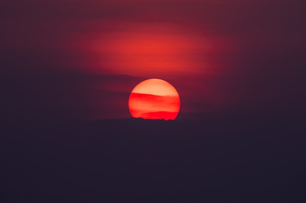 Foto pôr do sol grande e céu de nuvem à noite, fundo de natureza