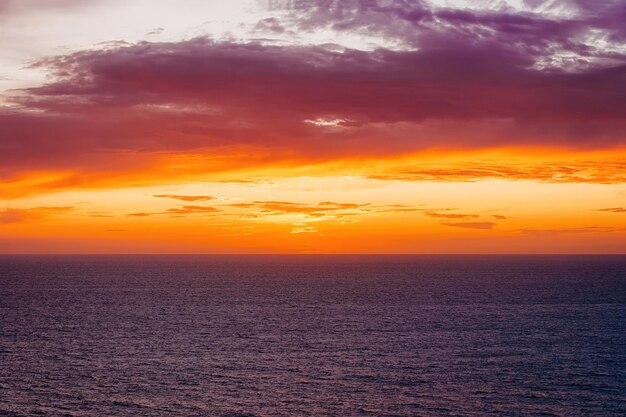 Pôr do sol idílico sobre o mar Mediterrâneo em Portoscuso, Carbonia-Iglesias, Sul da Sardenha, Itália