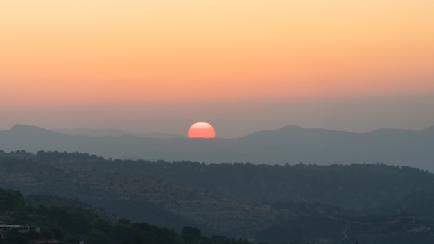 Pôr do sol incrível atrás das montanhas em Chipre. 2020