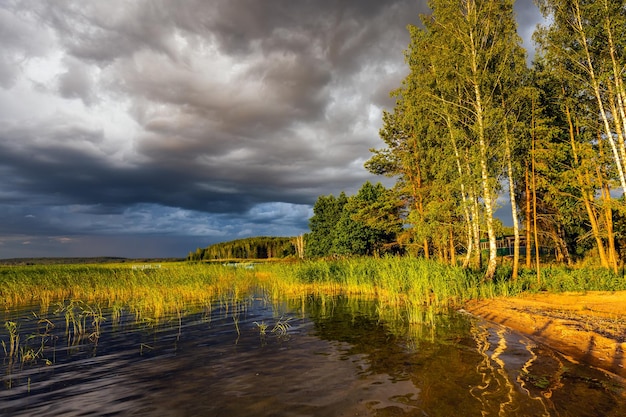 Pôr-do-sol incrível nos lagos de braslaw com o céu nublado distrito de braslaw bielorrússia