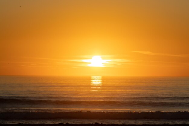 Pôr do sol laranja brilhante acima do mar