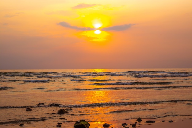 Pôr do sol laranja brilhante na costa da Ásia