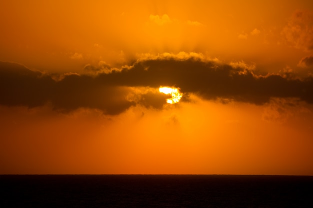 Pôr do sol laranja dourado com sol no Mediterrâneo