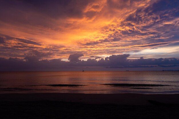 Pôr do sol laranja na praia da Tailândia