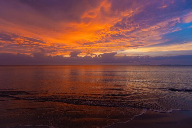 Pôr do sol laranja na praia da Tailândia