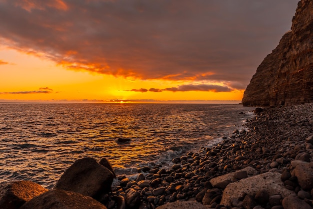 Pôr do sol laranja na praia de Puerto de Tazacorte na ilha de La Palma Ilhas Canárias