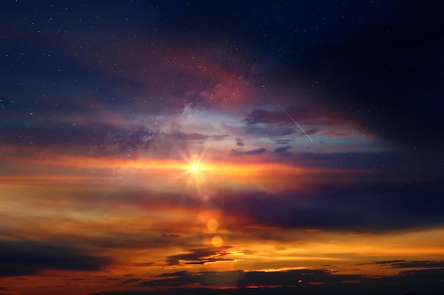 pôr do sol laranja no céu azul noturno nuvens dramáticas e explosões solares, natureza marinha