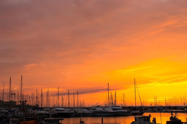 Pôr do sol laranja no porto de Alghero na Sardenha