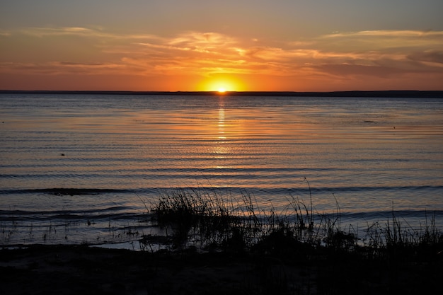 Pôr do sol laranja sobre o rio Volga