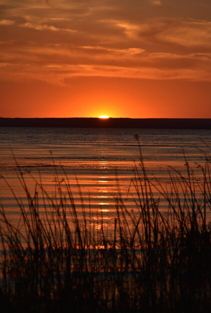 Pôr do sol laranja sobre o rio Volga