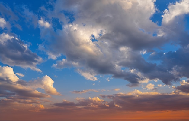 Pôr do sol laranja vermelho e azul céu