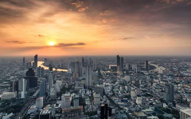 Pôr do sol, ligado, aglomerado, predios, com, rio chao phraya, em, cidade bangkok, tailandia