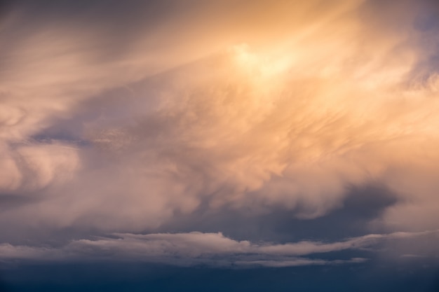 Pôr do sol lindo céu dourado nuvem