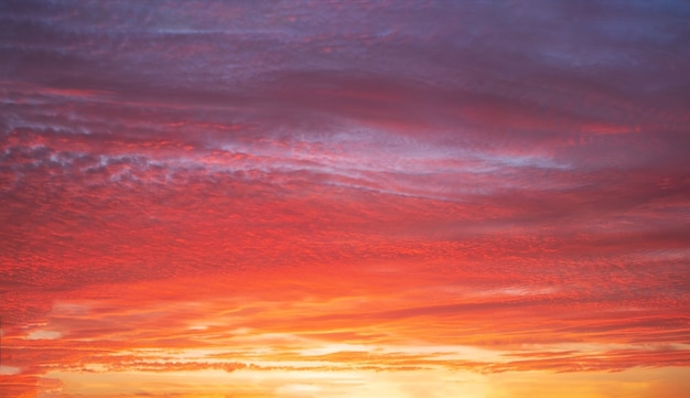 Pôr do sol lindo e brilhante com nuvens dramáticas multicoloridas