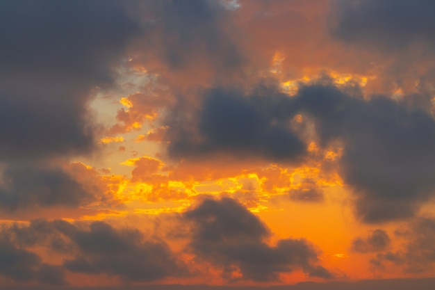 Pôr do sol lindo e vibrante com nuvens dramáticas