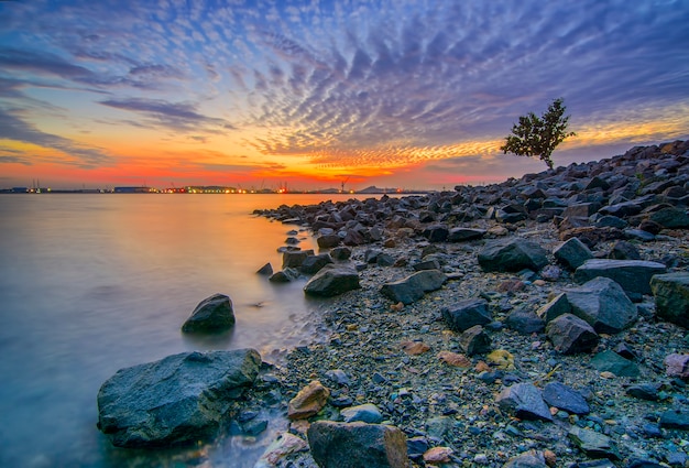 Pôr do sol lindo na praia da ilha batam